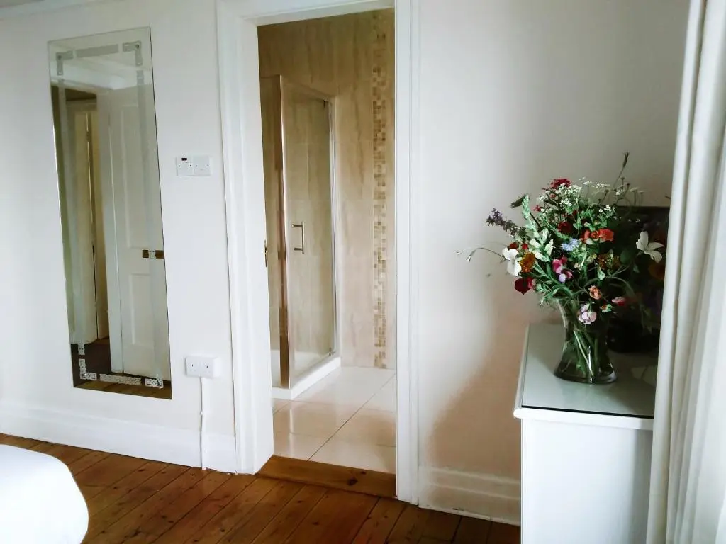 Fiddler's Green Twin Room - View 3